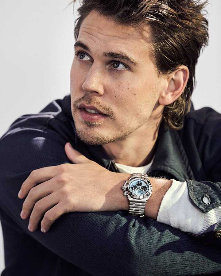 百年灵品牌大使 Austin Butler 佩戴 Chronomat B01 42 毫米不锈钢与铂金冰蓝色表盘计时腕表。