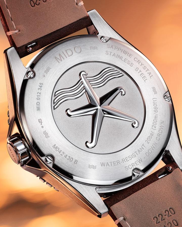 表背中央的海星图腾以抛光雕刻工法呈现立体轮廓，象征 Ocean Star 系列不畏深海压力的强韧生命力，并与正面热烈如火的红色陶瓷表圈相互呼应，完整勾勒出系列的海洋基因。