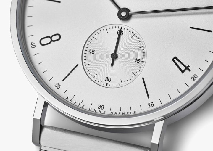 同步登场的两款Tangente neomatik无国界医生系列一款表径为35mm、另一款则是38.5mm，其他外观特征则如出一辙，例如12点时标特地采用红色，6点方向加入无国界医生组织字样等