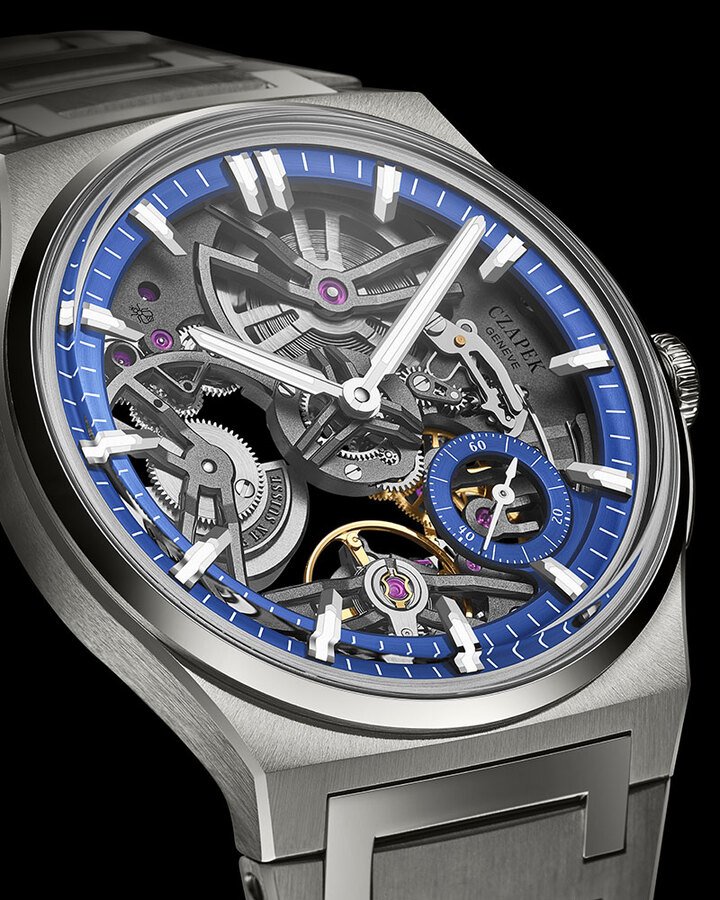 全新 Antarctique Révélation Titanium Cosmic Blue 上，周边表盘浓郁的蓝色与表壳及机芯结构形成鲜明对比，从而为时间显示提供更强的视觉锚点。
