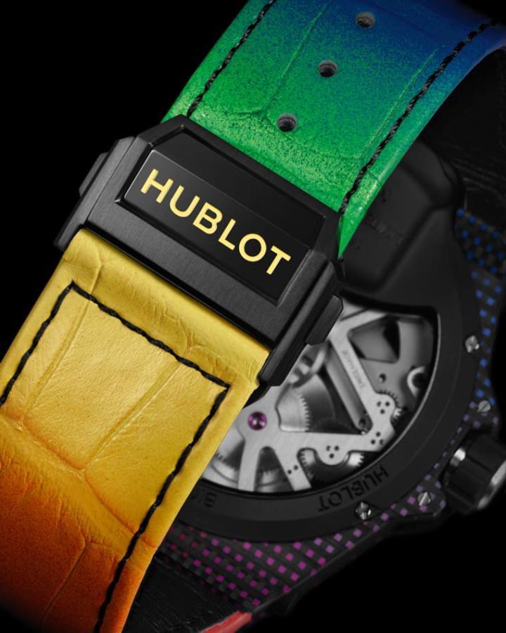 手表搭配彩色渐层鳄鱼皮表带，与表壳的彩虹色调互相辉映。