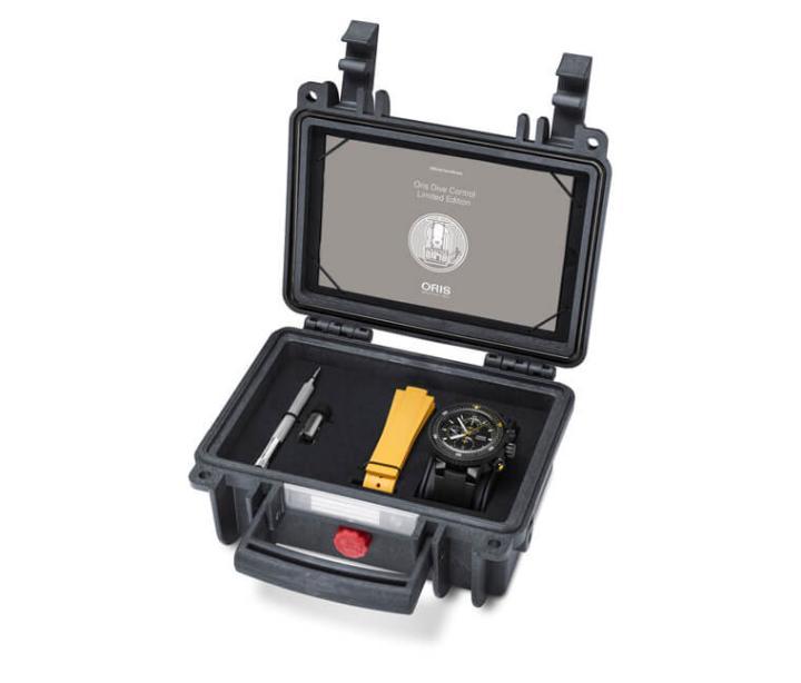 表款的特殊盒装设计，里面附上一条可替换的黄色胶带与表带更换工具