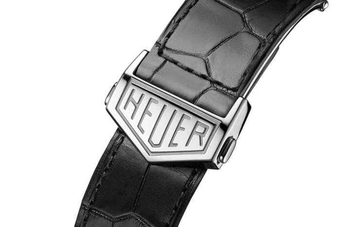 表款搭配黑色鳄鱼皮表带与不锈折叠表扣，自然散发一股优雅绅士风格。