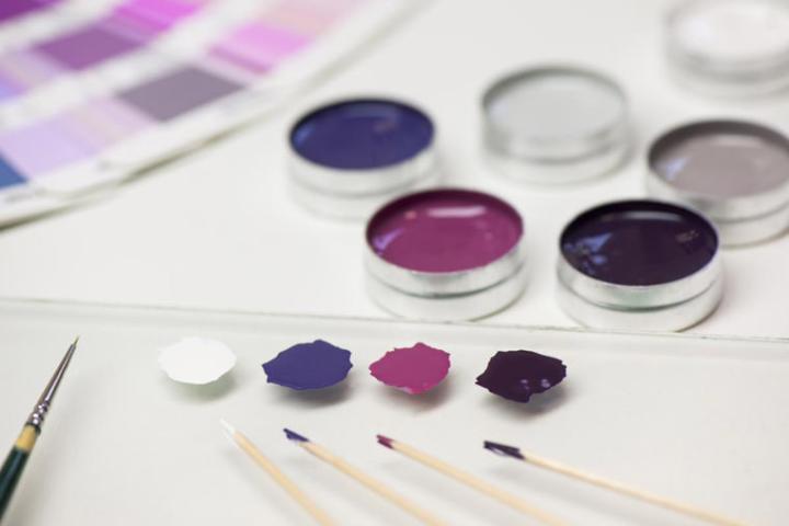 原本单纯的镂空设计，经过繁复的上色工序后，瞬间变得活泼而富有玩味，搭配雅典表科技感的擒纵系统相得益彰