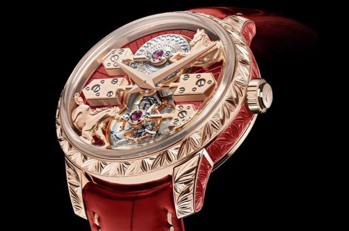 玫瑰金表壳搭配表圈与表耳金质叶片雕刻，细节层层堆叠，展现高级制表的工艺深度。