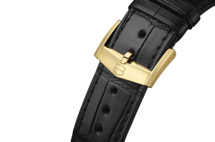 Carrera黑金计时码表搭配黑色鳄鱼皮表带及18K金针扣，呼应表壳的双色调。