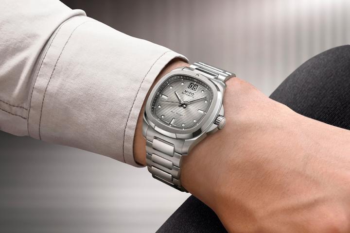 Multifort TV Big Date Titanium 采用钛金属打造，以非凡的强度与亲肤的轻盈著称，佩戴起来几乎无重感。