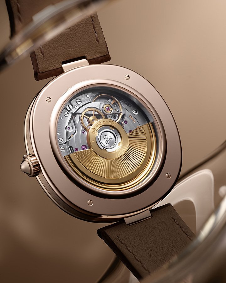 腕表搭载的机芯是 GG-005P，此机芯的基础来自 Zenith Elite 670，并由 La Fabrique du Temps Louis Vuitton 重新诠释。