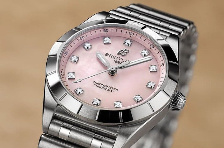 百年灵新推出的Chronomat 28三针表为了呼应品牌近年大力推动的永续发展理念，特别从细节层面着手，例如改用实验室培育钻石。