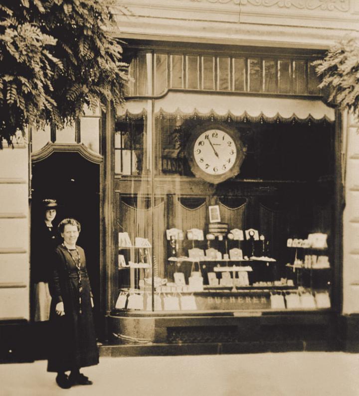 Mr. Bucherer于1888年在琉森成立其事业中首家钟表与珠宝店，如今已发展成世界知名钟表品牌