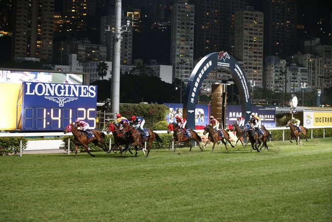 著名瑞士钟表品牌LONGINES连续第二年成为「浪琴表香港国际赛事」冠名赞助商及担任官方计时。于12月4日(星期三)晚上在跑马地马场举行的「浪琴表国际骑师锦标赛」，为举世瞩目的马坛盛事掀起序幕