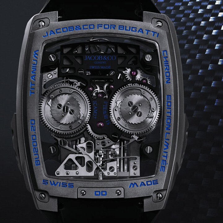 相较于正面的狂放不羁，Chiron Tourbillon的背面就显得朴素许多，但是零件密致的排列还是可以看出其由将近600枚零件构成的复杂度