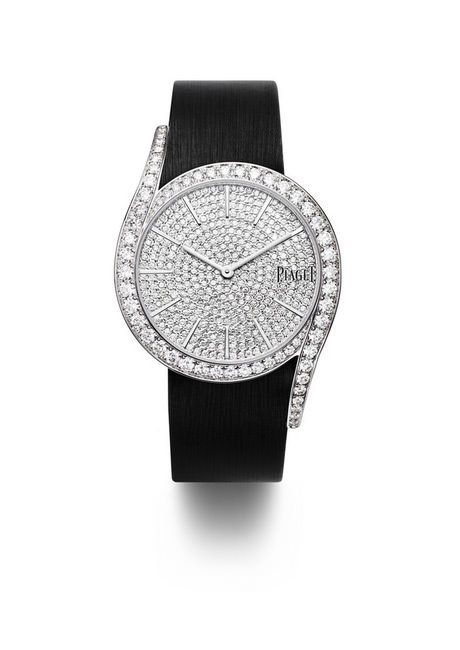 巩俐佩戴Piaget Limelight Gala 38毫米18K白金腕表， 表壳镶饰62颗圆形美钻、表盘镶饰336颗圆形美钻， 搭载伯爵 690P机芯展现极致美感