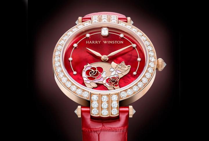 卓时Premier 系列新年36毫米自动腕表全球限量发行7只，以装饰着荷花玉兰的精致红色亮漆盒包装，表面上的小猪更是令人赏心悦目