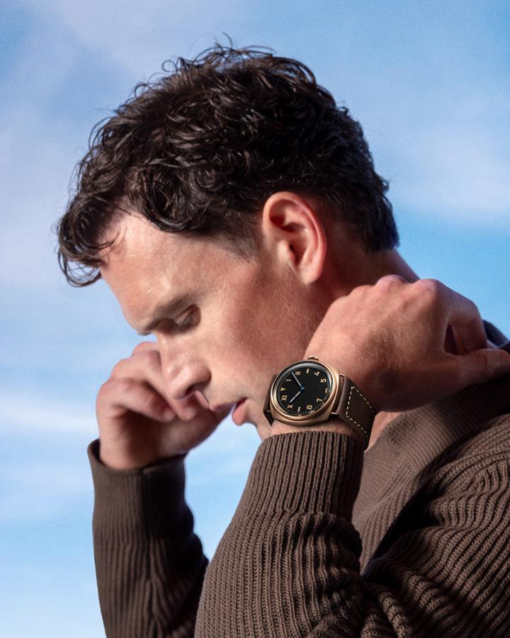 经过特殊处理的深棕色皮革表带完美衬托 PAM01729 的绝美设计，表带外型简洁内敛，带有怀旧质感，搭配梯形青铜针扣，呼应沛纳海早期因军事机密而未曾公开的历史腕表。