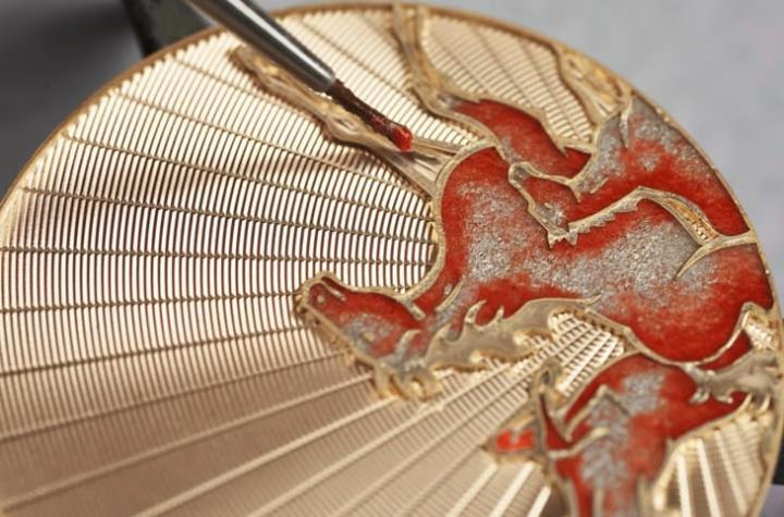 底盖的三匹金质骏马刻画得栩栩如生，配上珐琅釉彩点缀，象征奔腾向前的生命力。