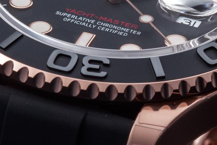 表圈上的数字和刻度以同色的阳文呈现，其中底部采雾面处理，数字刻度则有做抛光，质感细致同时兼具的机能性。表圈为双向可旋式，整圈有120格，手感偏软