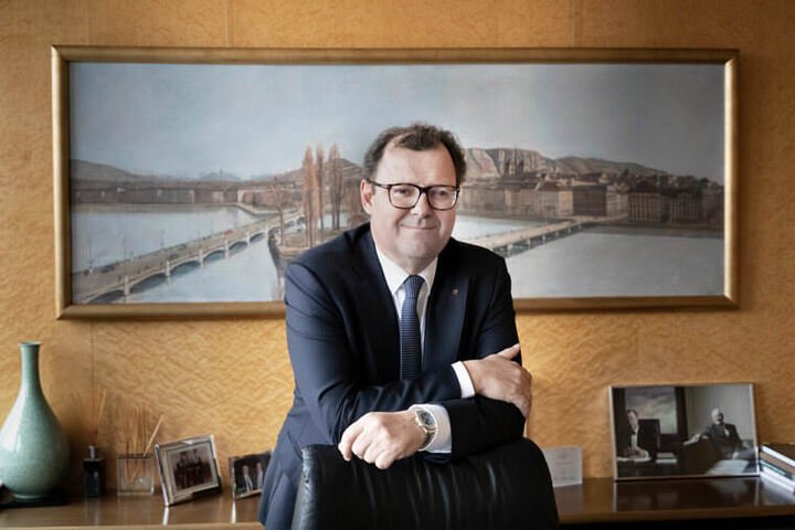 在新冠肺炎疫情冲击下，PP 2020年的销售额下降20%，品牌总裁Thierry Stern先生认为这和生产数量下滑有高度相关