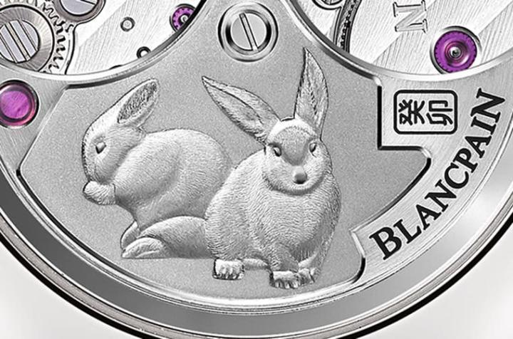 兔年限量版于自动盘镌刻上一对兔子图案以及“癸卯”字样，突显年度限定色彩。
