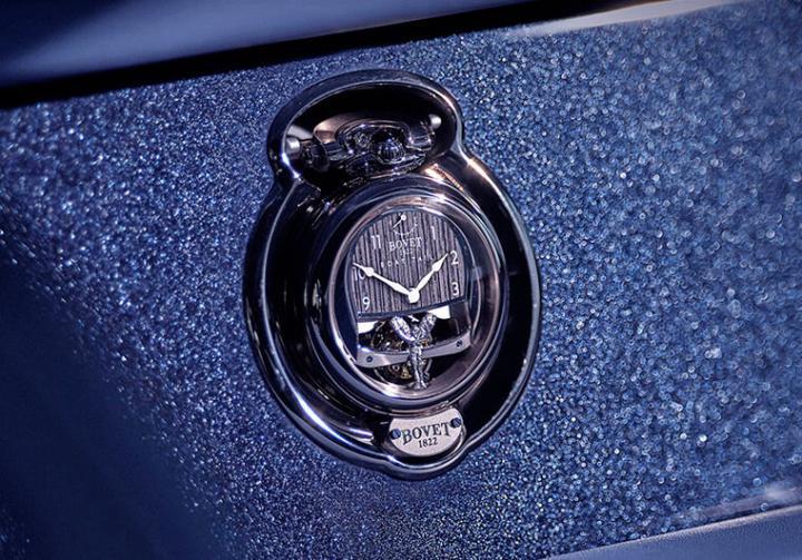 车室中控台上有个为车用时钟打造的固定座，里面镶嵌的是可拆卸的BOVET Amadeo系列客制五日链陀飞轮