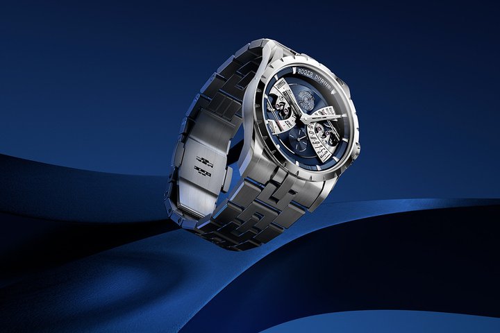 Roger Dubuis 以 316L 不锈钢铸造整枚腕表，并结合抛光、喷砂处理与缎面拉丝等多种修饰工艺。多重表面处理不仅丰富设计的视觉层次，更让光线在不同角度下呈现多变魅力。