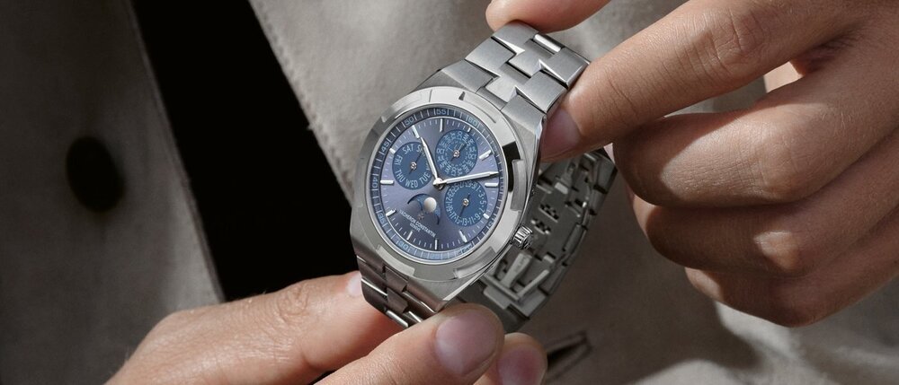 ‌江诗丹顿 VACHERON CONSTANTIN OVERSEAS 纵横四海系列 PERPETUAL CALENDAR ULTRA-THIN AZURE DIAL 腕表