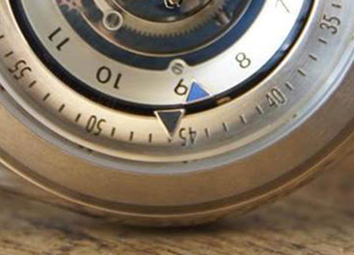 由于陀飞轮占据了面盘（机芯）的中央轴心位置，因此时分指针无法再迭加于陀飞轮之上，为此昆仑利用外围指标设计，让显时功能依旧不受影响