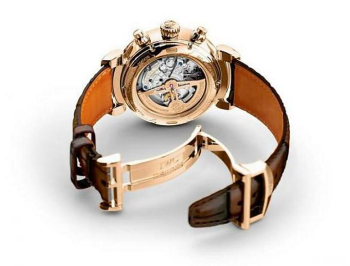 透明底盖能欣赏机芯之美，尤其那个以玫瑰金打造的自动盘更是无比的吸引人。