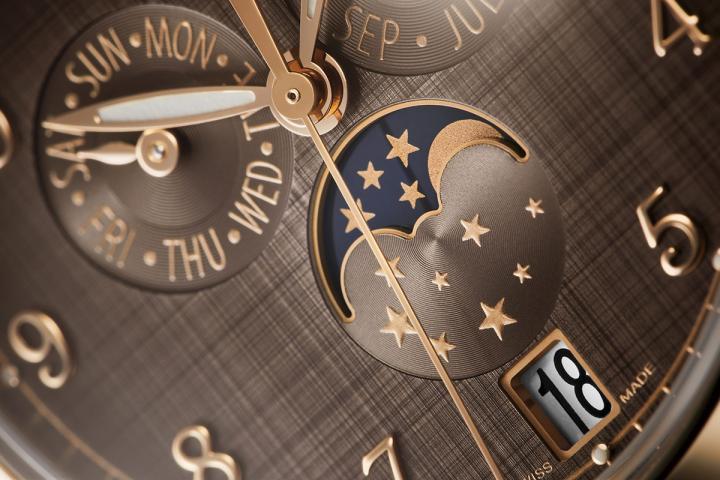 4946R-001 栗啡色表盘经垂直与横向磨拭加工，呈现山东丝绸图案效果，与温暖的玫瑰金表壳相衬，更显优雅别致。