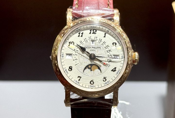 百达翡丽（PATEK PHILIPPE）带逆跳日期指针的军官式万年历腕表，配备铰链式表盖保护的蓝宝石透盖及直形表耳，始终是珍稀时计鉴赏家的梦寐之作——尤其在如同这款玫瑰金珍稀工艺时计采用通体手工雕刻的表壳时。