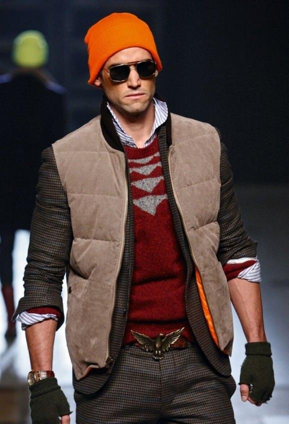 纽约时装周麦克·巴斯蒂安2013秋冬系列展示模特儿配戴爱彼皇家橡树计时码表玫瑰金款