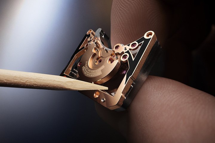 仅是 Gyrotourbillon 球型陀飞轮腕表框架的精细手工打磨、倒角加工就耗时约 14 小时。
