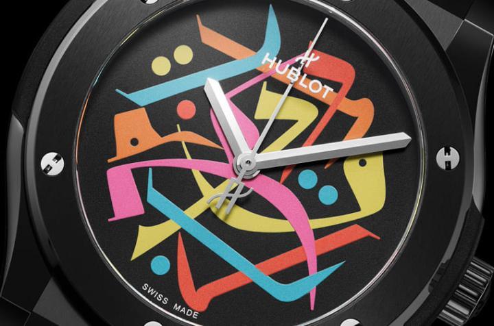 书法艺术家Wissam Shawkat在面盘写上色彩缤纷的”Al Zaman”和”Al Waqt”字样，代表时间之意。