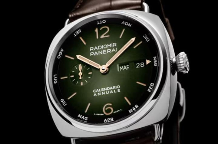 PAM01364采用Platinumtech™材质，搭配棕色鳄鱼皮表带与渐层绿面，并具备沛纳海手表首见的年历功能。
