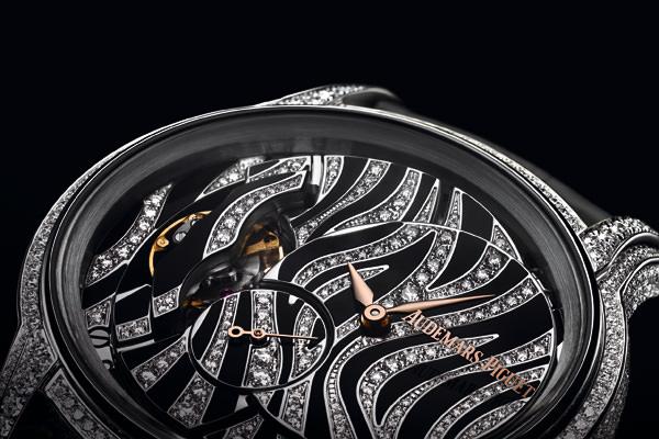 全新千禧系列女装腕表：偏心表盘，钻石和缟玛瑙镶嵌