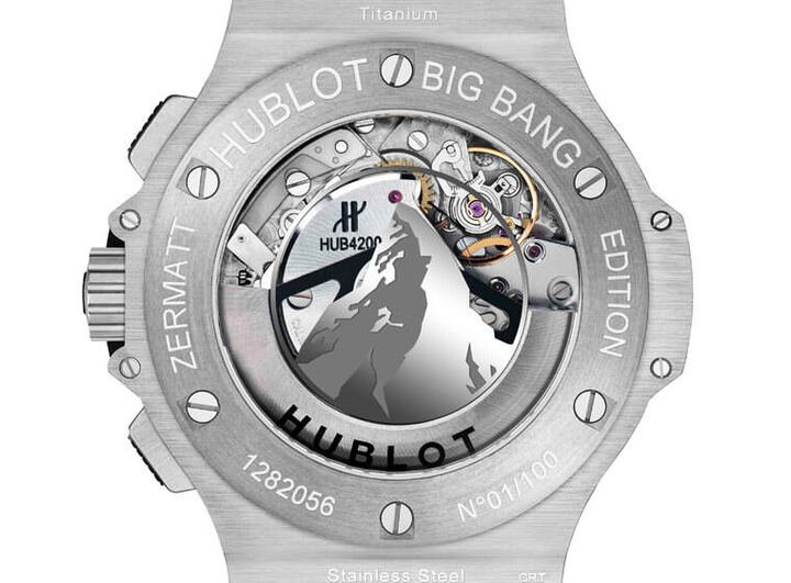三款Big Bang Zermatt计时码表皆配置透明底盖，同时宇舶也在上头印上马特洪峰的图案，前后一致地突显整只表的创作主题