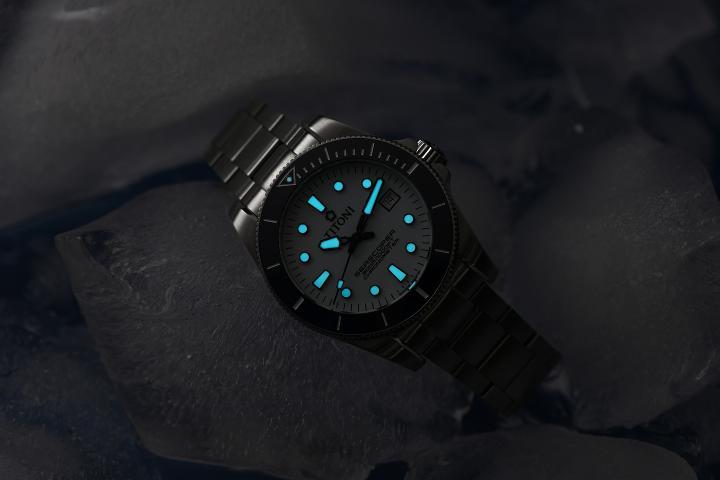Seascoper 300 Ice Blue阿尔卑斯山冰青蓝腕表的的时标和指针均涂有夜光涂层，在昏暗环境中呈现出独特的青蓝色光芒。