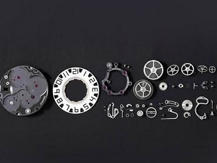 Calibre 1的零件极其精緻，齿轮从齿形到轮辐清楚地倒角都充分展现出独立製表等级的加工品质