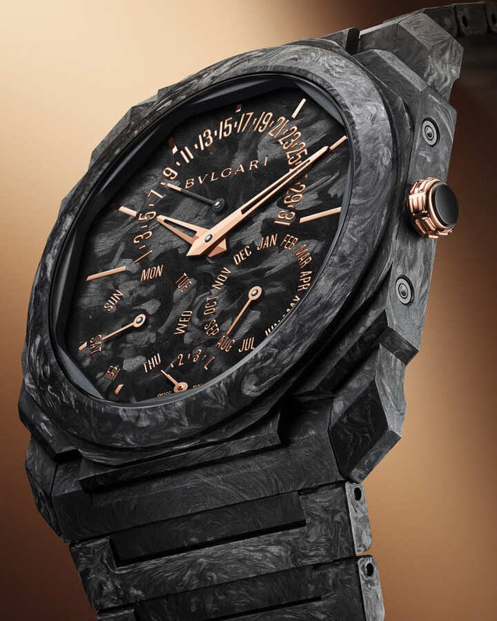 换上锻造碳材质的Octo Finissimo Perpetual Calendar搭配玫瑰金色刻度与指针，让万年历资讯阅读时对比强烈且易读。