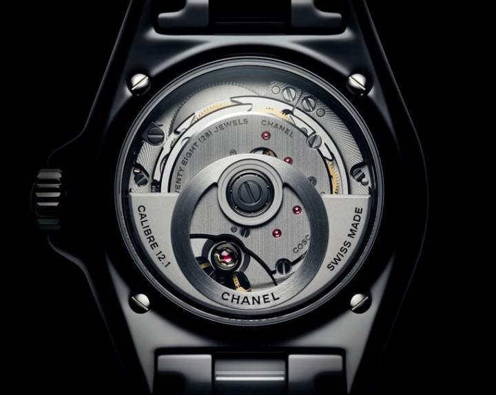 新版J12首度改采透明底盖，并搭载品牌全新研发的12.1机芯，动力存存一举提升到70小时水准