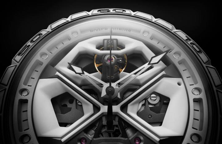 表款从兰博基尼的Huracán超跑获得灵感，手表上的细节如面盘的引擎室拉杆装饰、自动盘造型都展现出与超跑的关联性