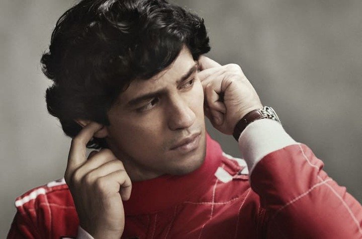 Netflix影集《Senna》由巴西男星Gabriel Leone饰演洗拿，同时泰格豪雅也提供了当年的时计给剧组重现时代背景。