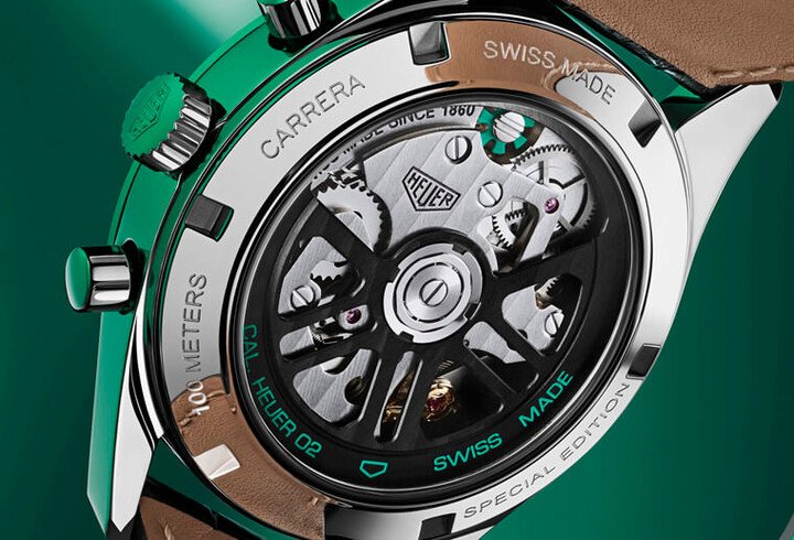 透明底盖露出泰格豪雅目前的主力计时机芯Heuer 02，为了呼应面盘的绿色，品牌也特别将机芯部分零件涂成绿色，看起来更有特别专属的味道