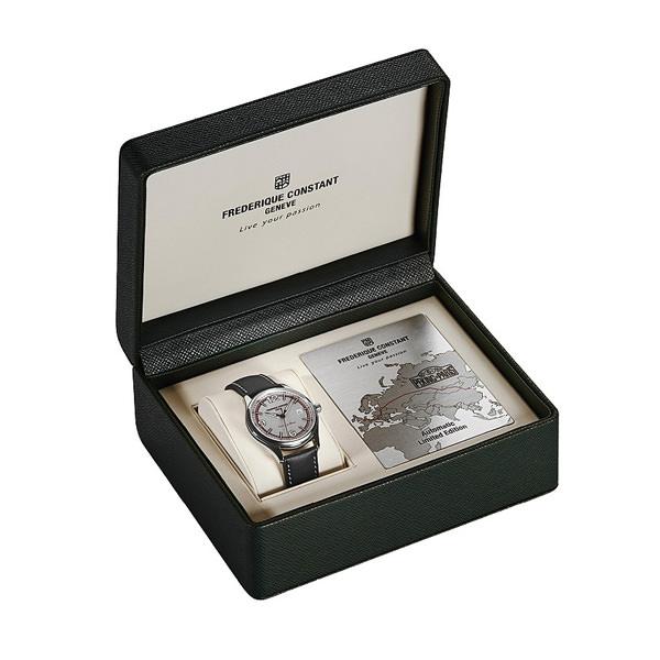 礼盒盛内含一块刻有「2016北京到巴黎汽车挑战赛」行车路线的饰板