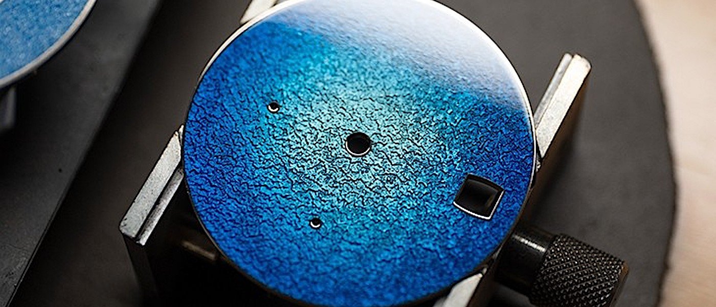 H. MOSER & CIE.亨利慕时万年历推出钽金属材质 搭配“深渊蓝”表盘