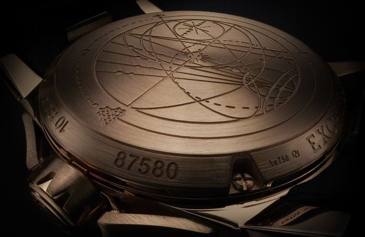 18K EON Gold玫瑰金底盖上同样刻有出自纹身艺术家手笔的宇宙图案，展现强烈的艺术风格