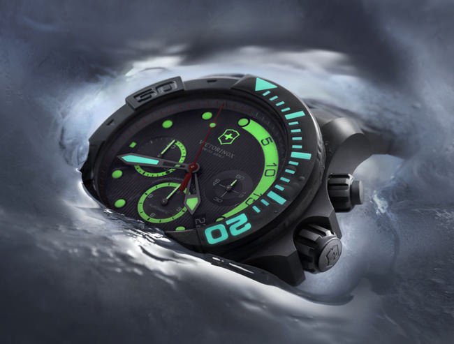 Dive Master 500钛金属限量版的夜光涂层于黑暗中焕发蓝光