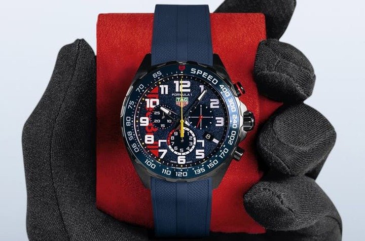 近年密切合作的TAG HEUER和F1红牛车队，为了庆祝后者成立20周年，因此催生出一款Formula 1系列限量版。