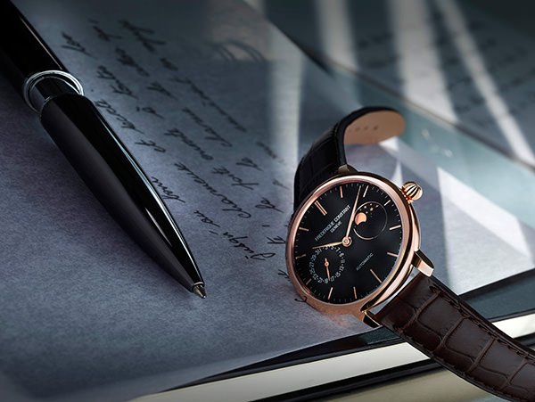 超薄月相自家机芯腕表（Slimline Moonphase Manufacture）配备由康斯登自家设计、生产与组装的全新自家机芯。