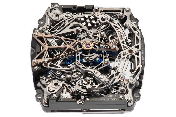 机芯由微喷砂五级钛合金打造，其结构设计突破技术极限。底板与桥板经过高度镂空处理，为内部 650 个零件预留充足空间。